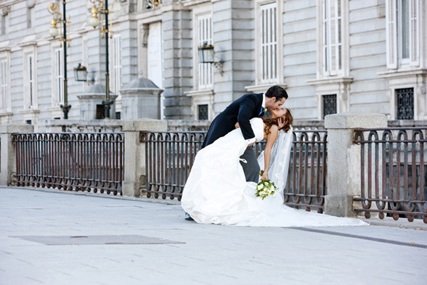 reportaje de boda beso en la calle